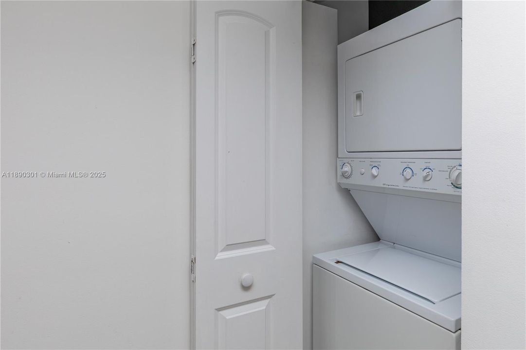 合同活跃: $345,000 (1 贝兹, 1 浴室, 828 平方英尺)