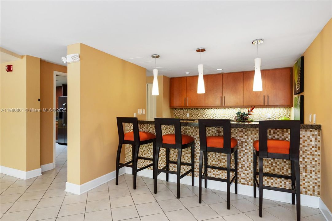 合同活跃: $345,000 (1 贝兹, 1 浴室, 828 平方英尺)