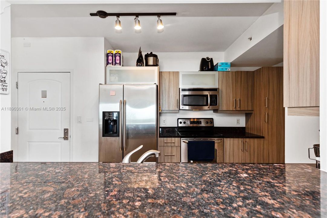 合同活跃: $345,000 (1 贝兹, 1 浴室, 828 平方英尺)