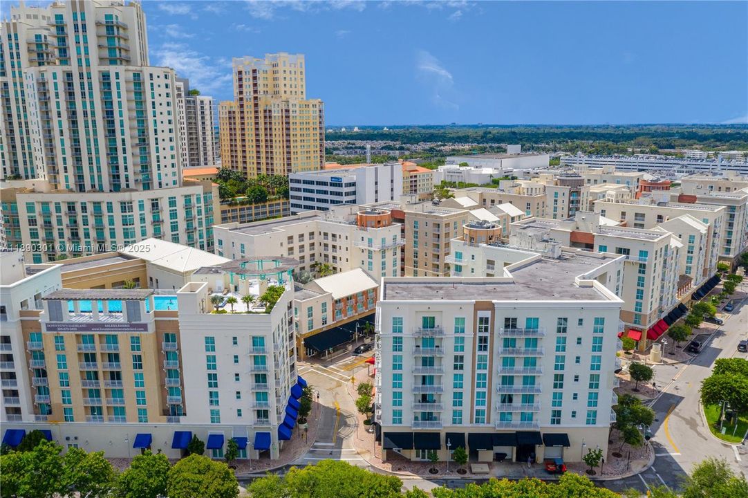 合同活跃: $345,000 (1 贝兹, 1 浴室, 828 平方英尺)