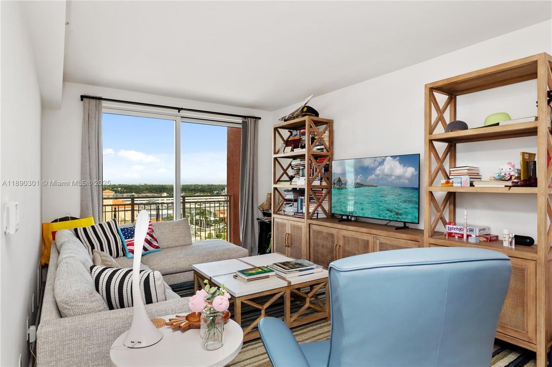 合同活跃: $345,000 (1 贝兹, 1 浴室, 828 平方英尺)