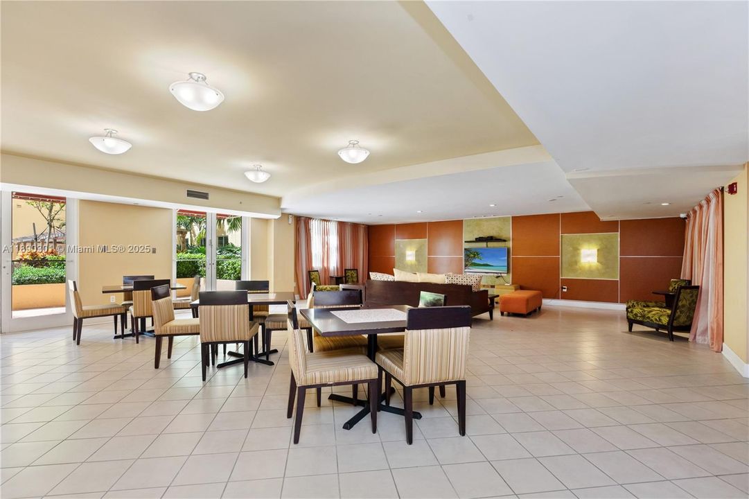 合同活跃: $345,000 (1 贝兹, 1 浴室, 828 平方英尺)