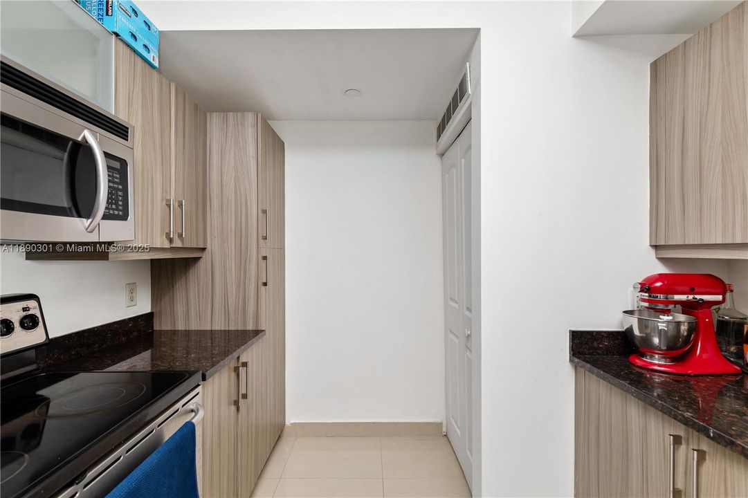 合同活跃: $345,000 (1 贝兹, 1 浴室, 828 平方英尺)