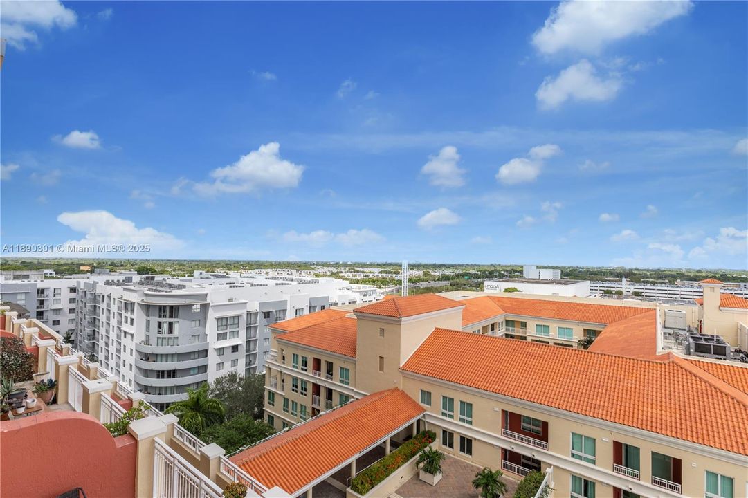 合同活跃: $345,000 (1 贝兹, 1 浴室, 828 平方英尺)