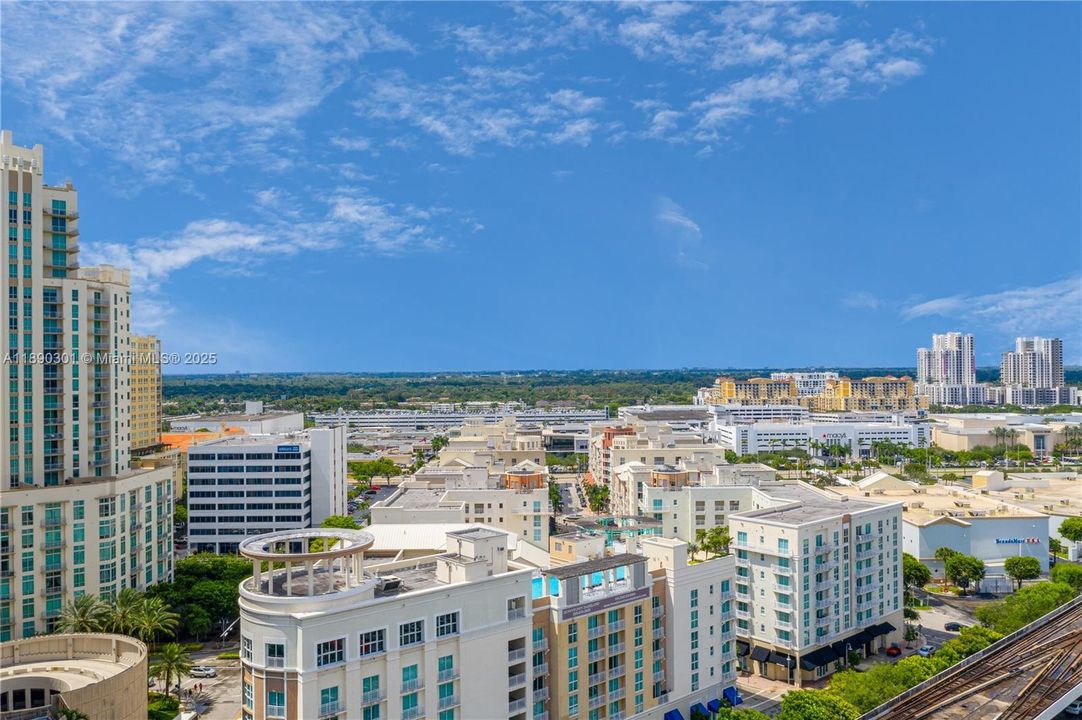 合同活跃: $345,000 (1 贝兹, 1 浴室, 828 平方英尺)