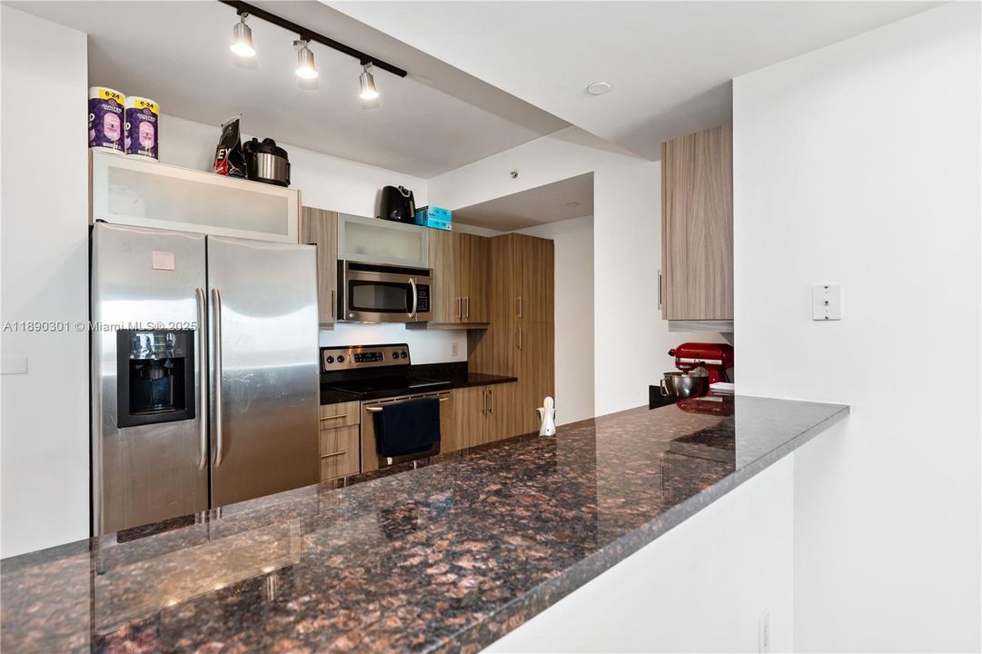 合同活跃: $345,000 (1 贝兹, 1 浴室, 828 平方英尺)