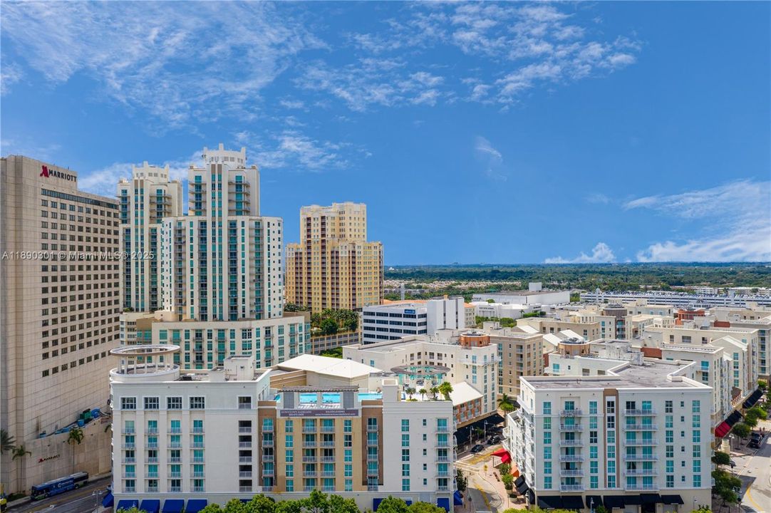 合同活跃: $345,000 (1 贝兹, 1 浴室, 828 平方英尺)