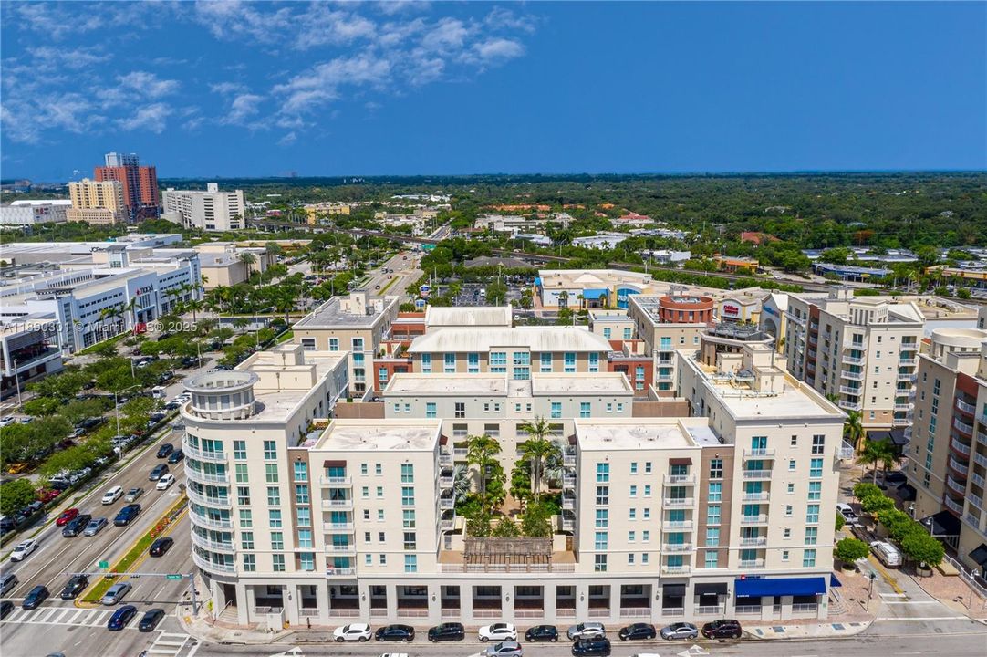 合同活跃: $345,000 (1 贝兹, 1 浴室, 828 平方英尺)