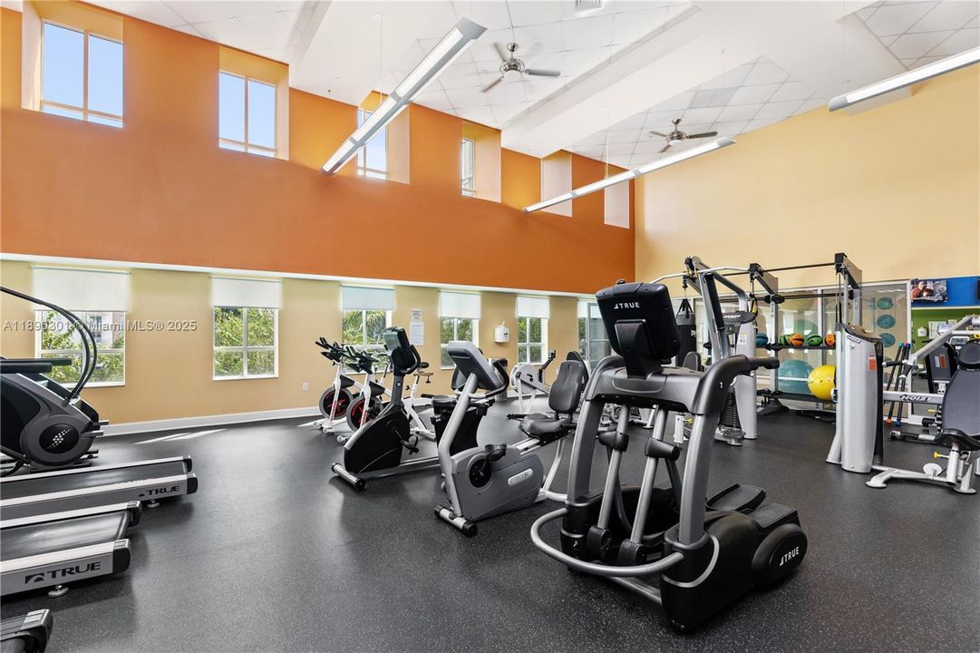 合同活跃: $345,000 (1 贝兹, 1 浴室, 828 平方英尺)