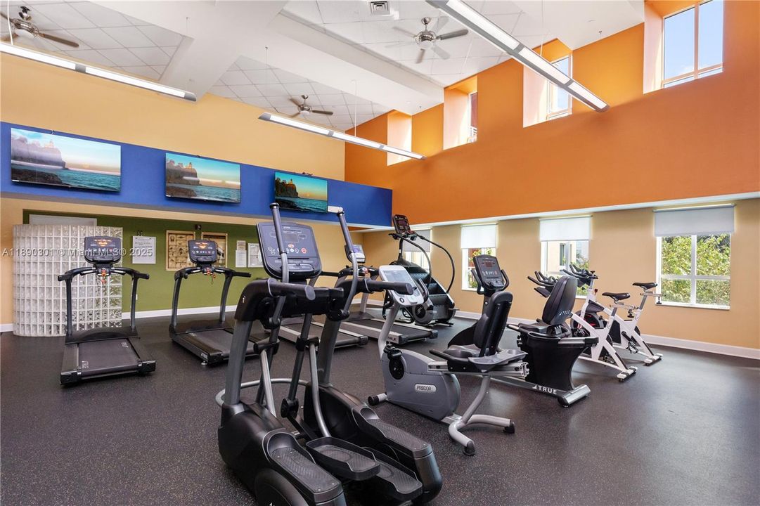 合同活跃: $345,000 (1 贝兹, 1 浴室, 828 平方英尺)