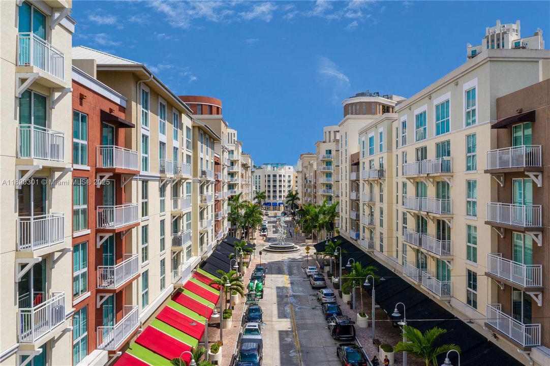 合同活跃: $345,000 (1 贝兹, 1 浴室, 828 平方英尺)