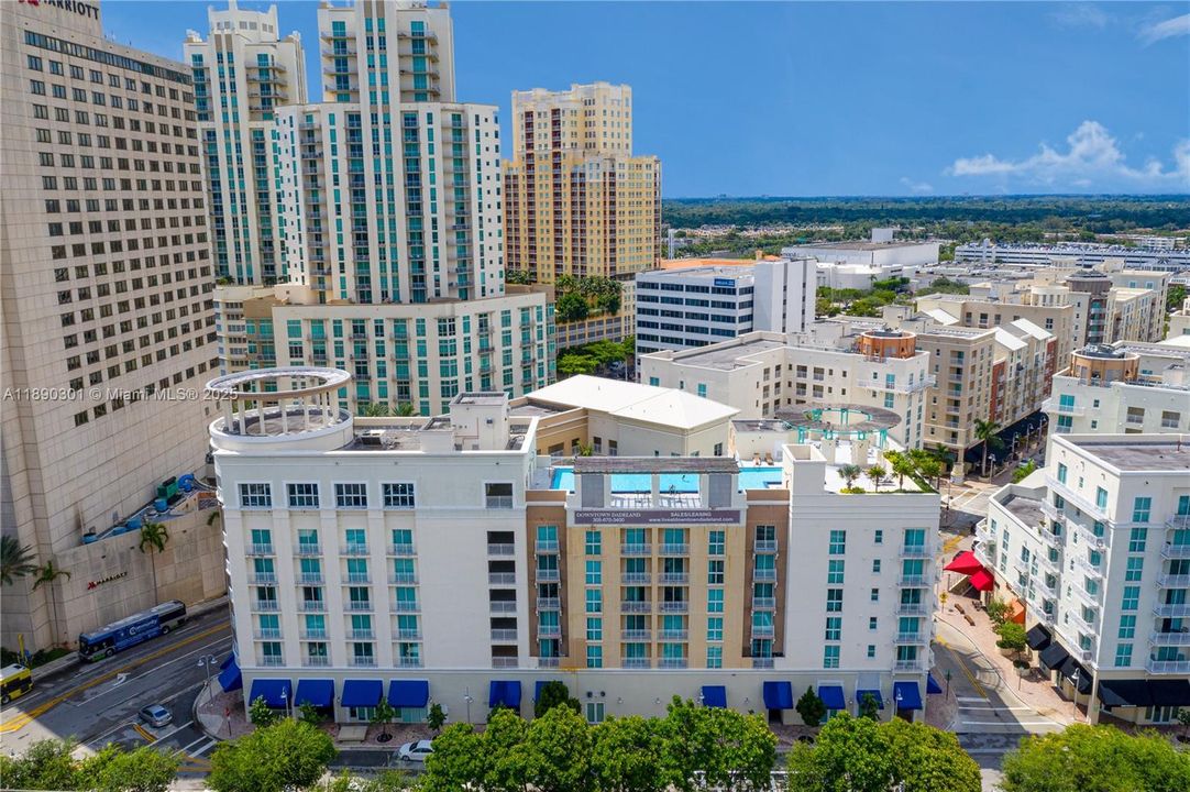 合同活跃: $345,000 (1 贝兹, 1 浴室, 828 平方英尺)