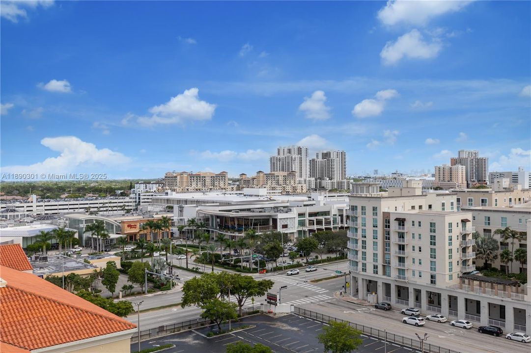 合同活跃: $345,000 (1 贝兹, 1 浴室, 828 平方英尺)