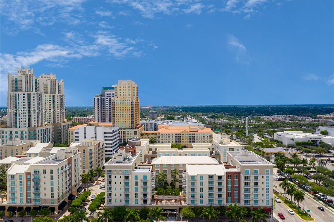 合同活跃: $345,000 (1 贝兹, 1 浴室, 828 平方英尺)