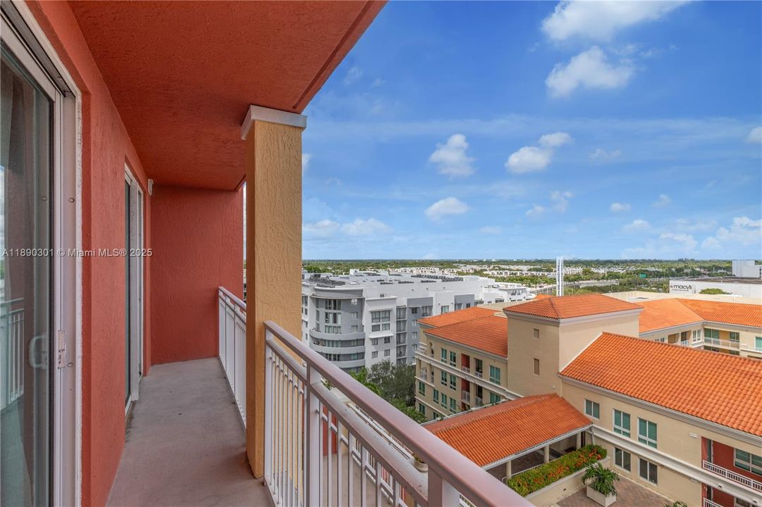 合同活跃: $345,000 (1 贝兹, 1 浴室, 828 平方英尺)