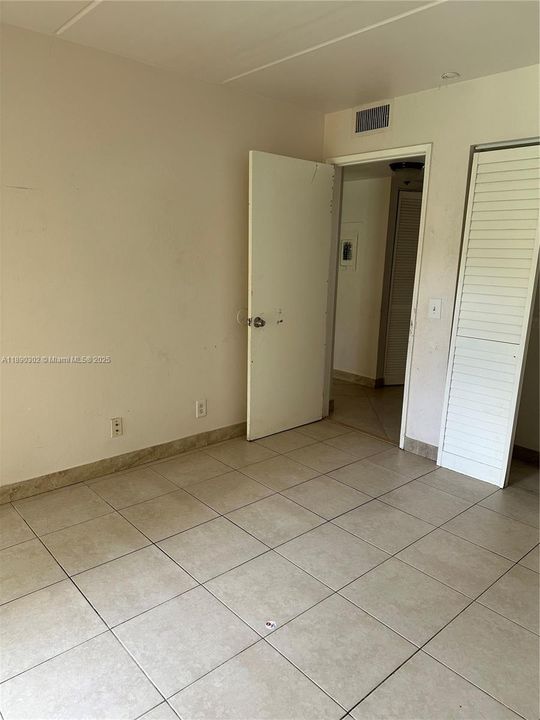 Active With Contract: $156,000 (2 beds, 2 baths, 909 Square Feet)