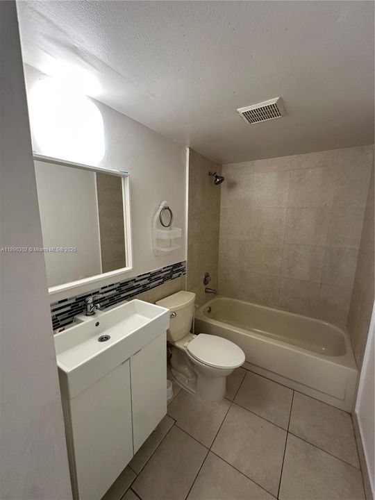 Active With Contract: $156,000 (2 beds, 2 baths, 909 Square Feet)