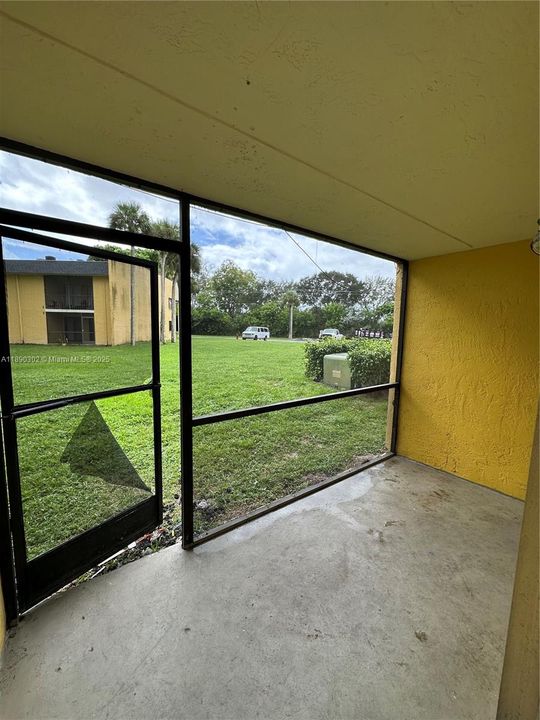 Active With Contract: $156,000 (2 beds, 2 baths, 909 Square Feet)