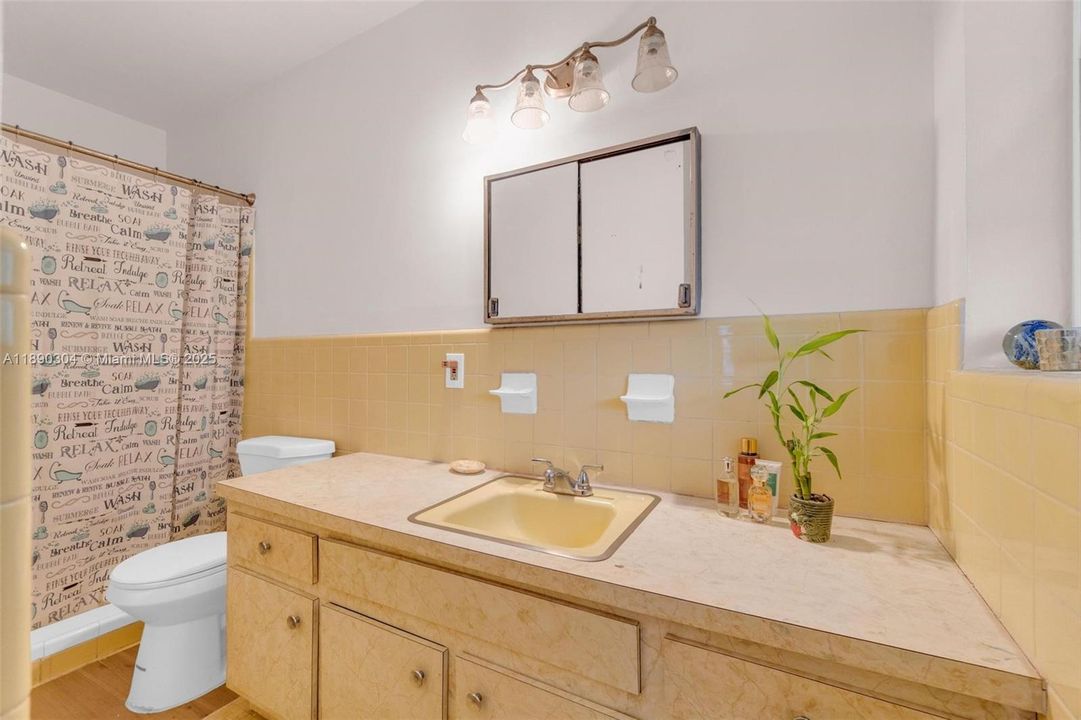 合同活跃: $675,000 (4 贝兹, 2 浴室, 2171 平方英尺)