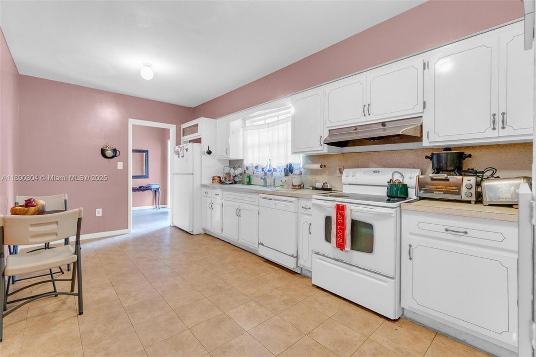 合同活跃: $675,000 (4 贝兹, 2 浴室, 2171 平方英尺)