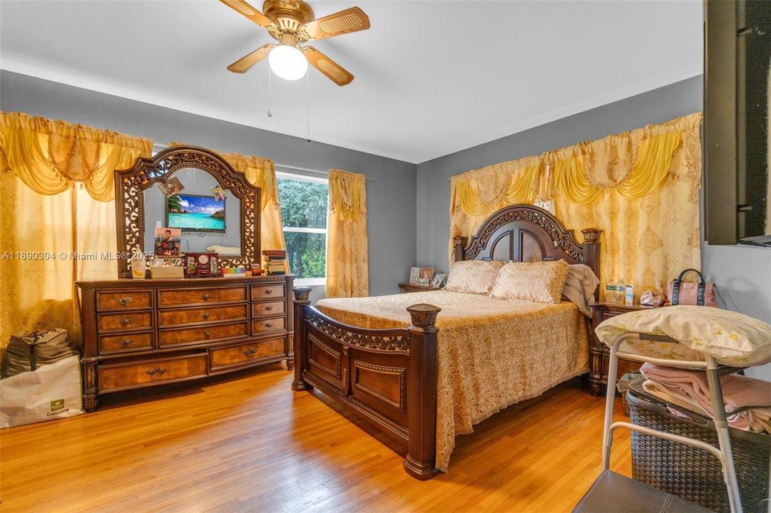 合同活跃: $675,000 (4 贝兹, 2 浴室, 2171 平方英尺)