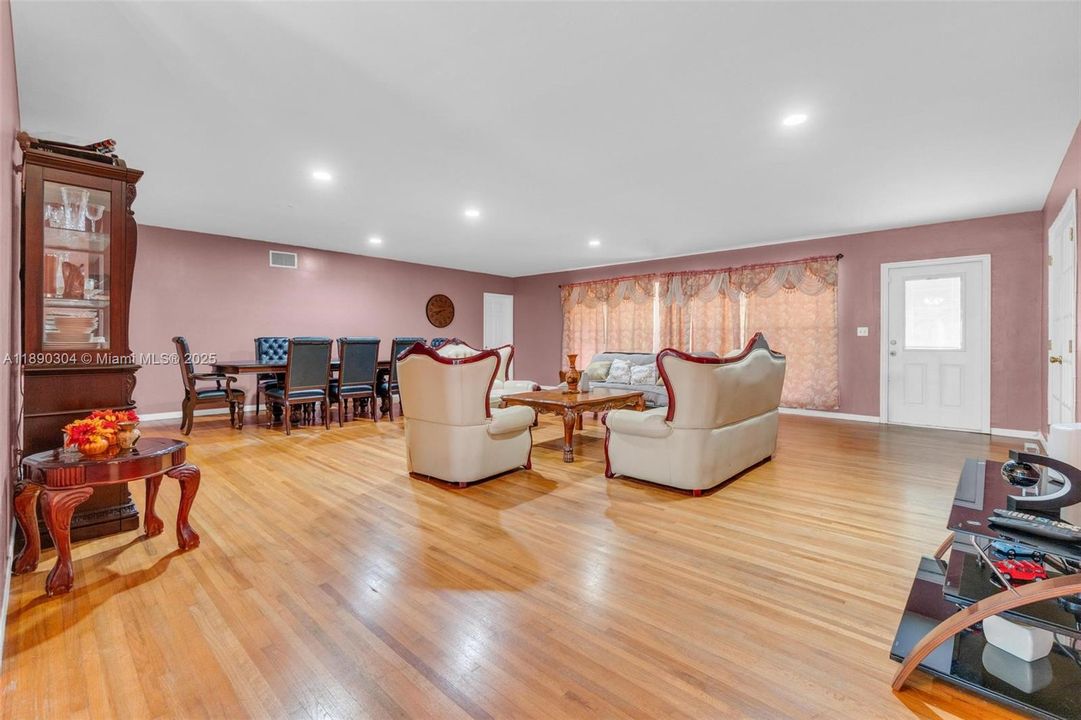 合同活跃: $675,000 (4 贝兹, 2 浴室, 2171 平方英尺)