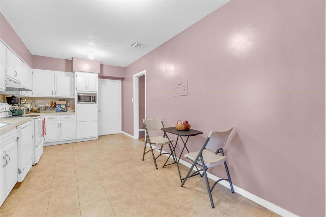 合同活跃: $675,000 (4 贝兹, 2 浴室, 2171 平方英尺)