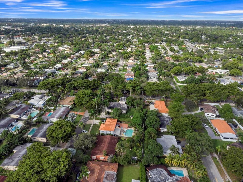 合同活跃: $675,000 (4 贝兹, 2 浴室, 2171 平方英尺)