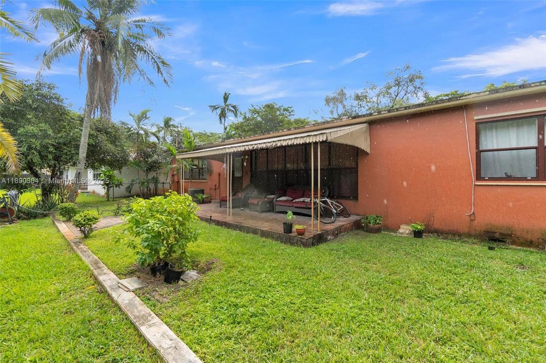 合同活跃: $675,000 (4 贝兹, 2 浴室, 2171 平方英尺)