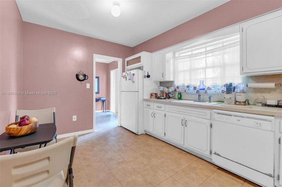 合同活跃: $675,000 (4 贝兹, 2 浴室, 2171 平方英尺)