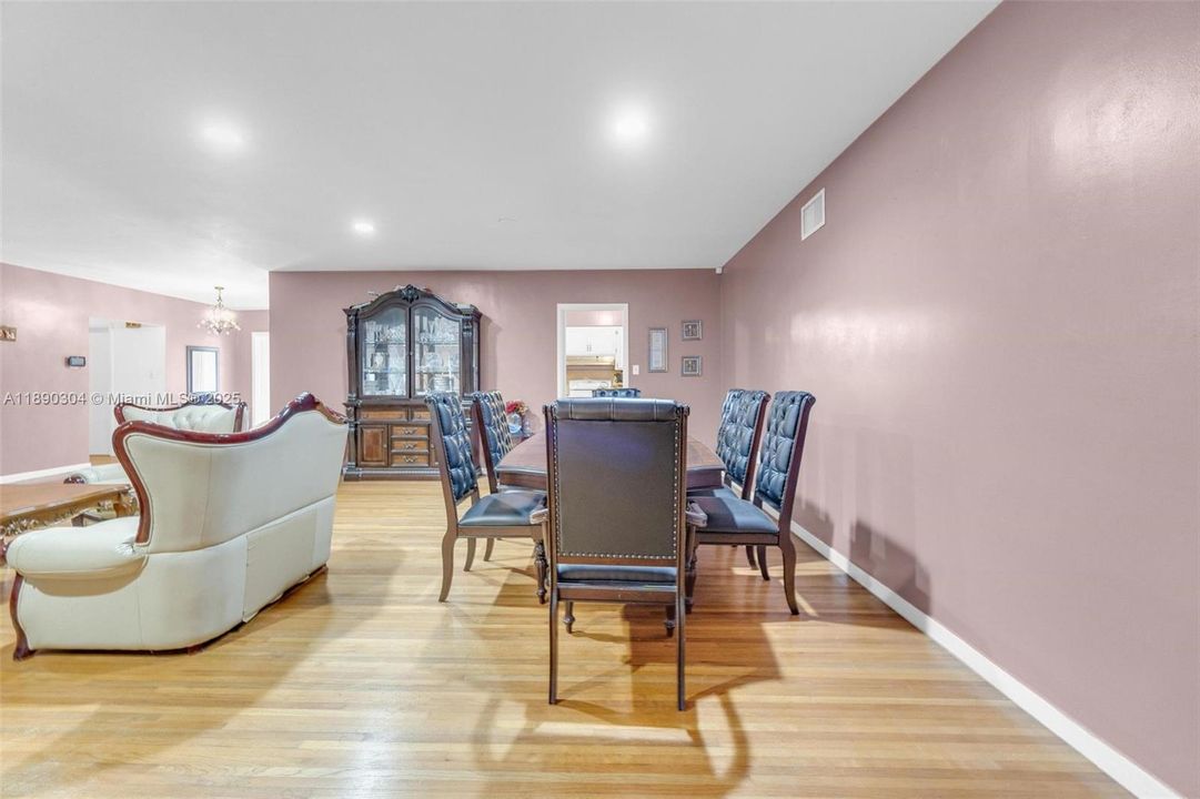 合同活跃: $675,000 (4 贝兹, 2 浴室, 2171 平方英尺)