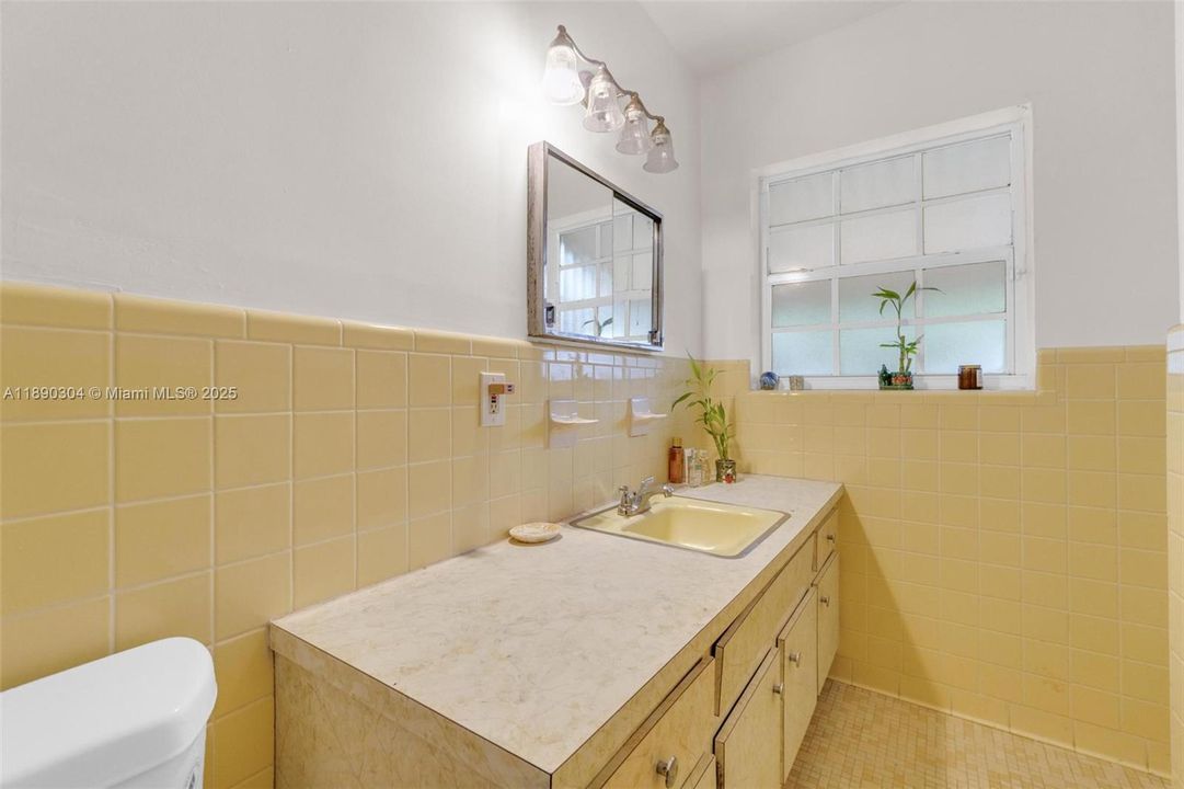 合同活跃: $675,000 (4 贝兹, 2 浴室, 2171 平方英尺)