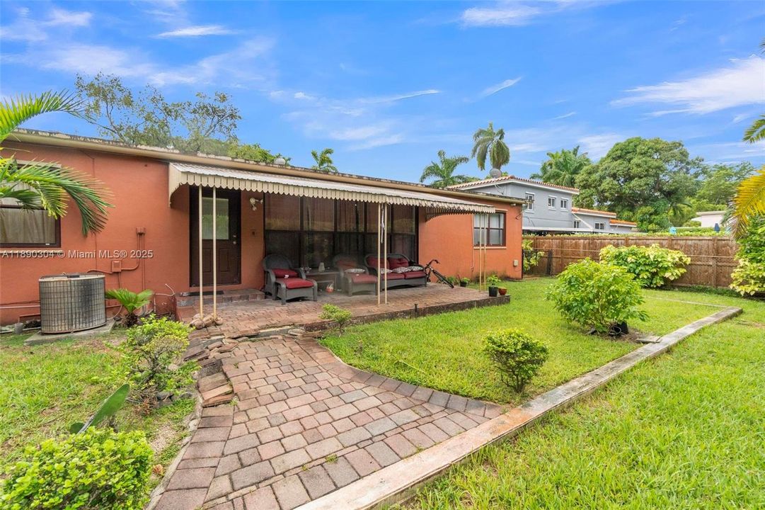 合同活跃: $675,000 (4 贝兹, 2 浴室, 2171 平方英尺)