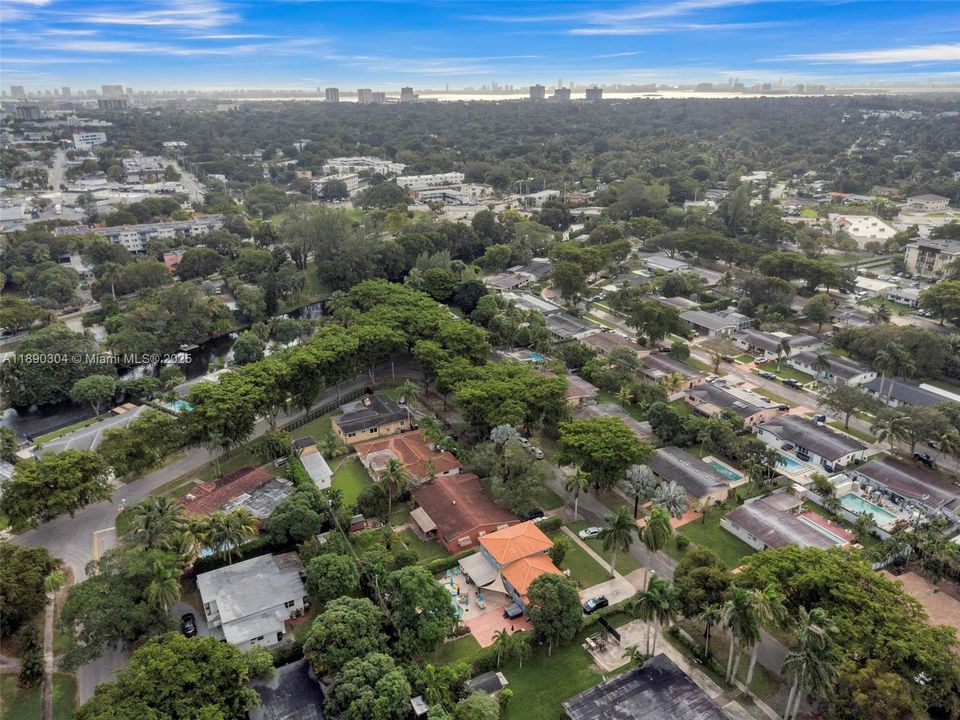 合同活跃: $675,000 (4 贝兹, 2 浴室, 2171 平方英尺)