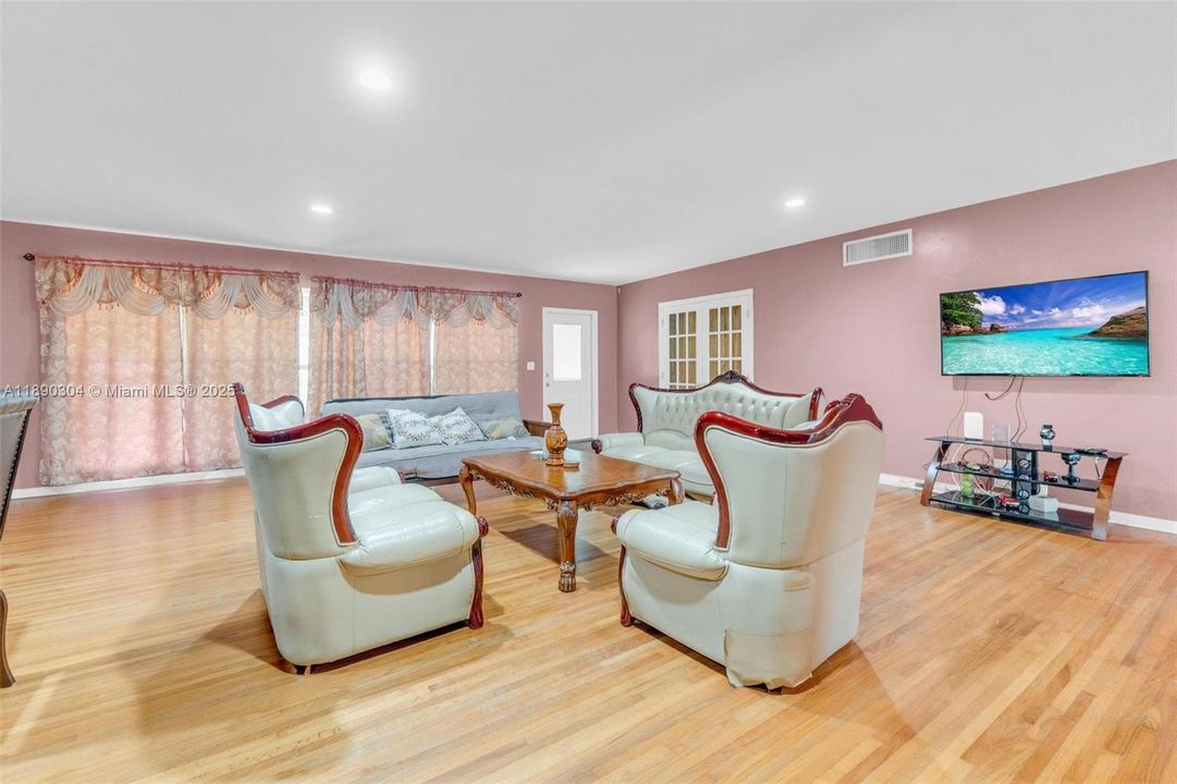 合同活跃: $675,000 (4 贝兹, 2 浴室, 2171 平方英尺)