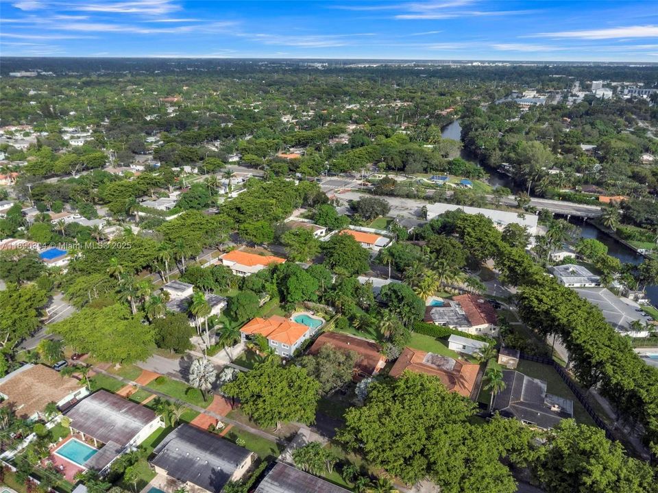 合同活跃: $675,000 (4 贝兹, 2 浴室, 2171 平方英尺)