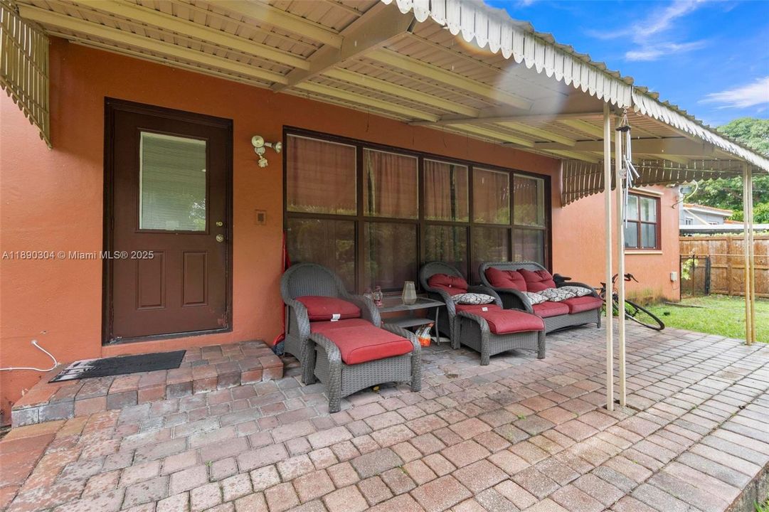 合同活跃: $675,000 (4 贝兹, 2 浴室, 2171 平方英尺)