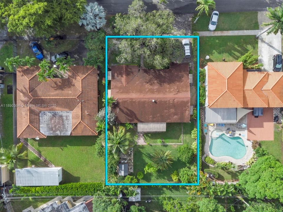 合同活跃: $675,000 (4 贝兹, 2 浴室, 2171 平方英尺)