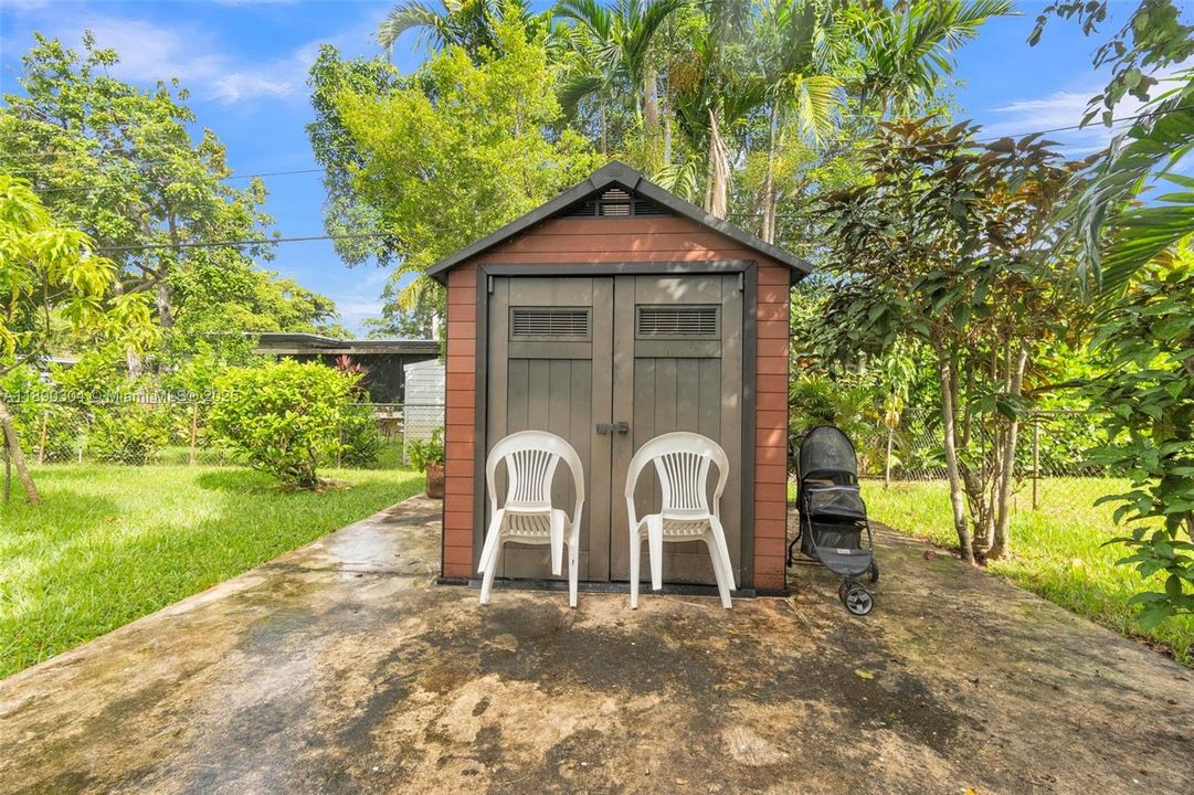 合同活跃: $675,000 (4 贝兹, 2 浴室, 2171 平方英尺)