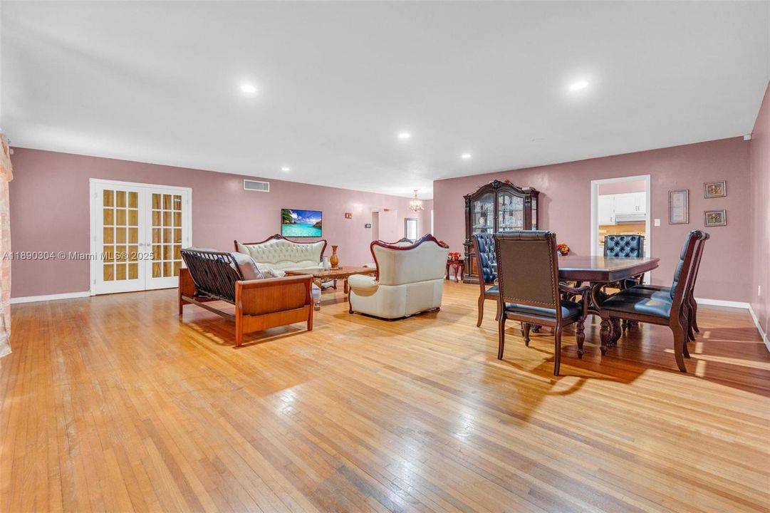 合同活跃: $675,000 (4 贝兹, 2 浴室, 2171 平方英尺)