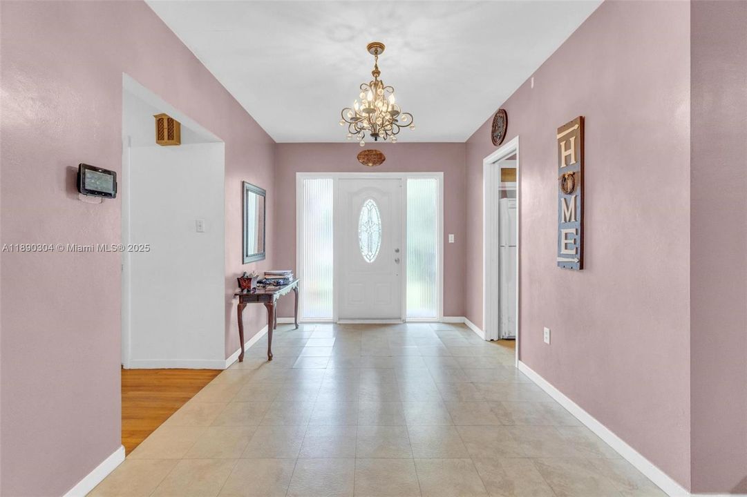 合同活跃: $675,000 (4 贝兹, 2 浴室, 2171 平方英尺)