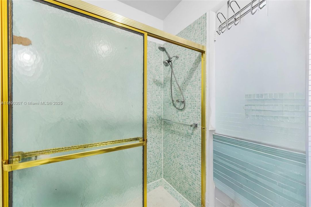 Под контрактом: $339,900 (2 спален, 2 ванн, 1240 Квадратных фут)