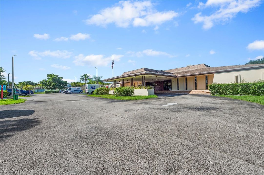 Под контрактом: $339,900 (2 спален, 2 ванн, 1240 Квадратных фут)