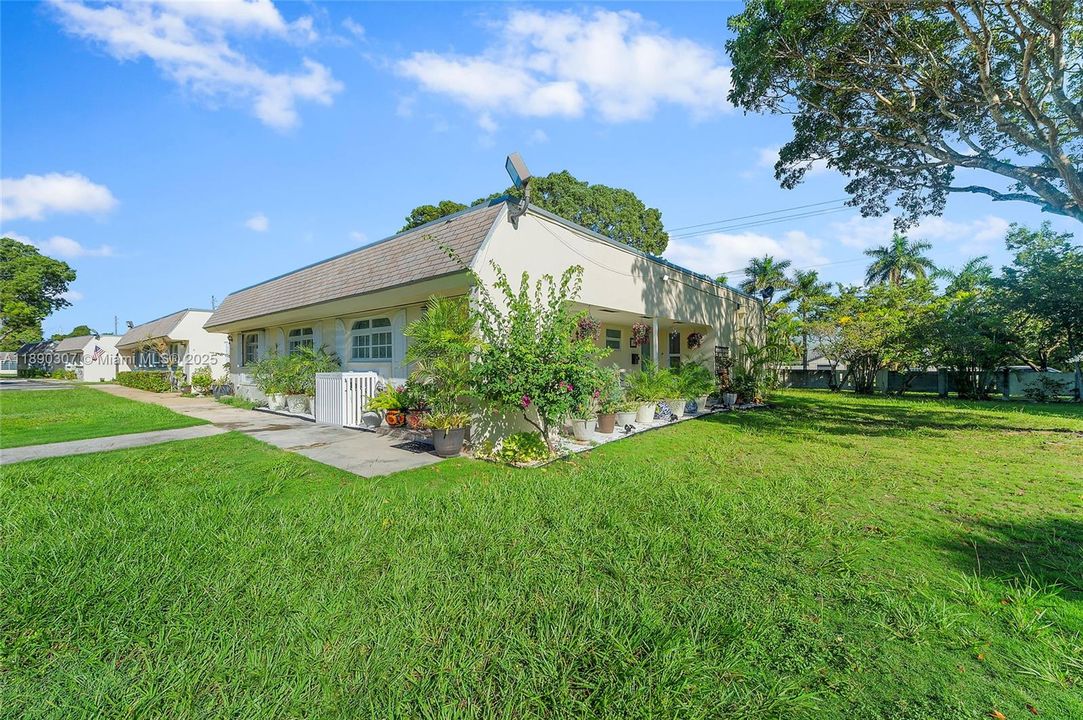 Под контрактом: $339,900 (2 спален, 2 ванн, 1240 Квадратных фут)