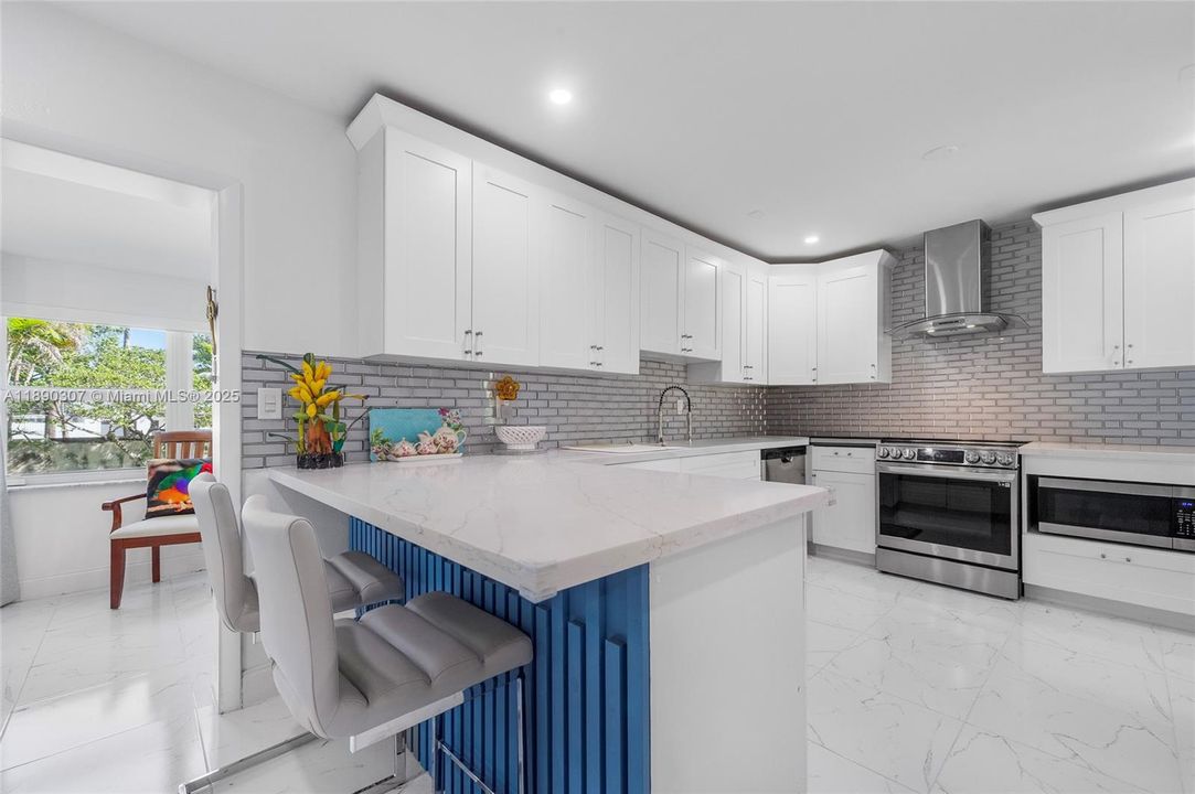 Под контрактом: $339,900 (2 спален, 2 ванн, 1240 Квадратных фут)