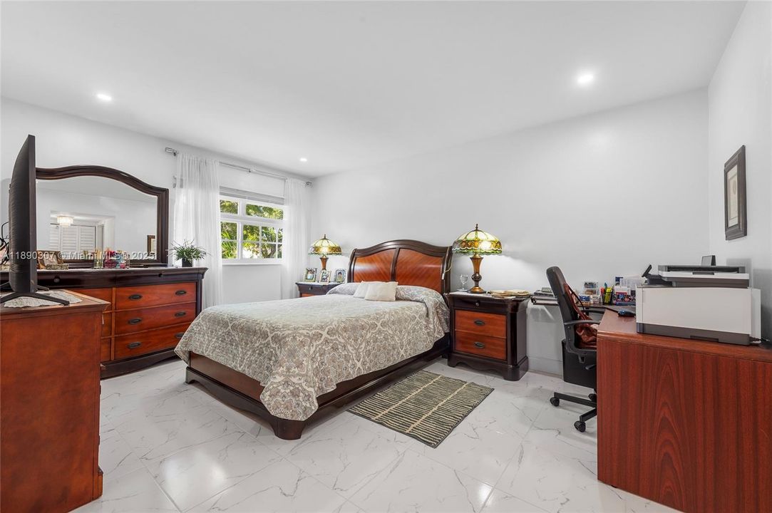 Под контрактом: $339,900 (2 спален, 2 ванн, 1240 Квадратных фут)