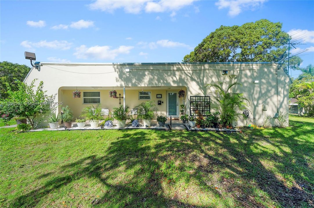 Под контрактом: $339,900 (2 спален, 2 ванн, 1240 Квадратных фут)