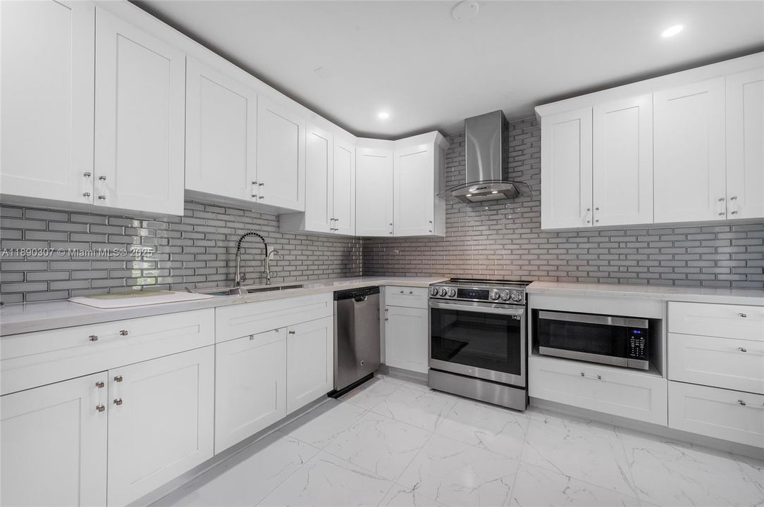 Под контрактом: $339,900 (2 спален, 2 ванн, 1240 Квадратных фут)