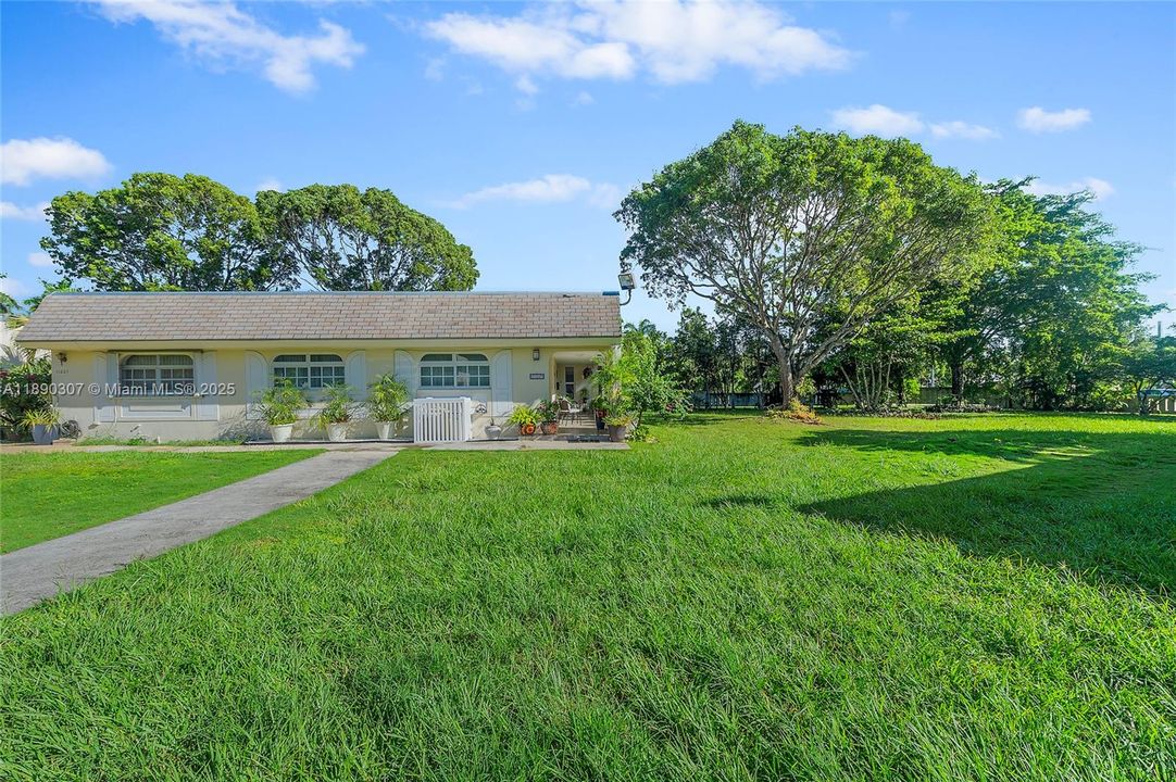 Под контрактом: $339,900 (2 спален, 2 ванн, 1240 Квадратных фут)