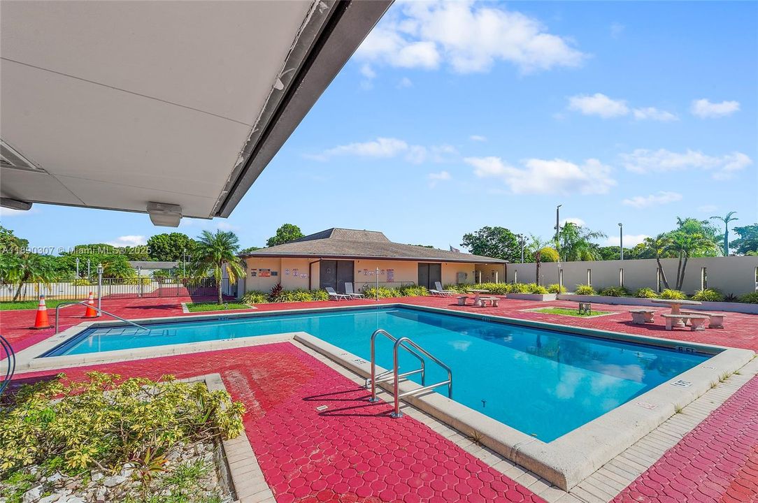 Под контрактом: $339,900 (2 спален, 2 ванн, 1240 Квадратных фут)